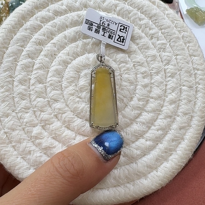 翡翠未镶嵌颈饰冰黄无事牌