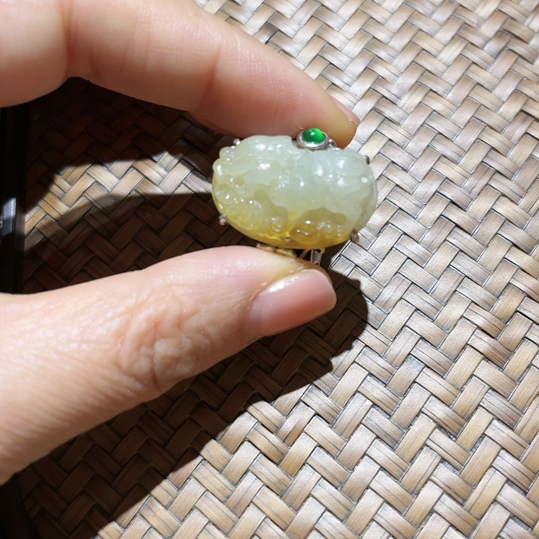 翡翠未镶嵌戒指个性十足时尚