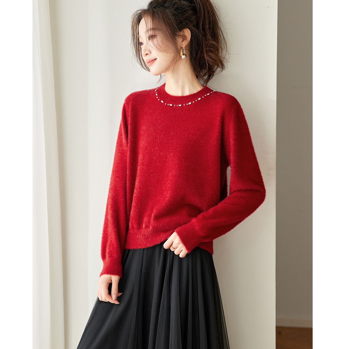 圆领钉珠红色毛衣女秋冬2025新款中年妈妈洋气内搭上衣针织打底衫