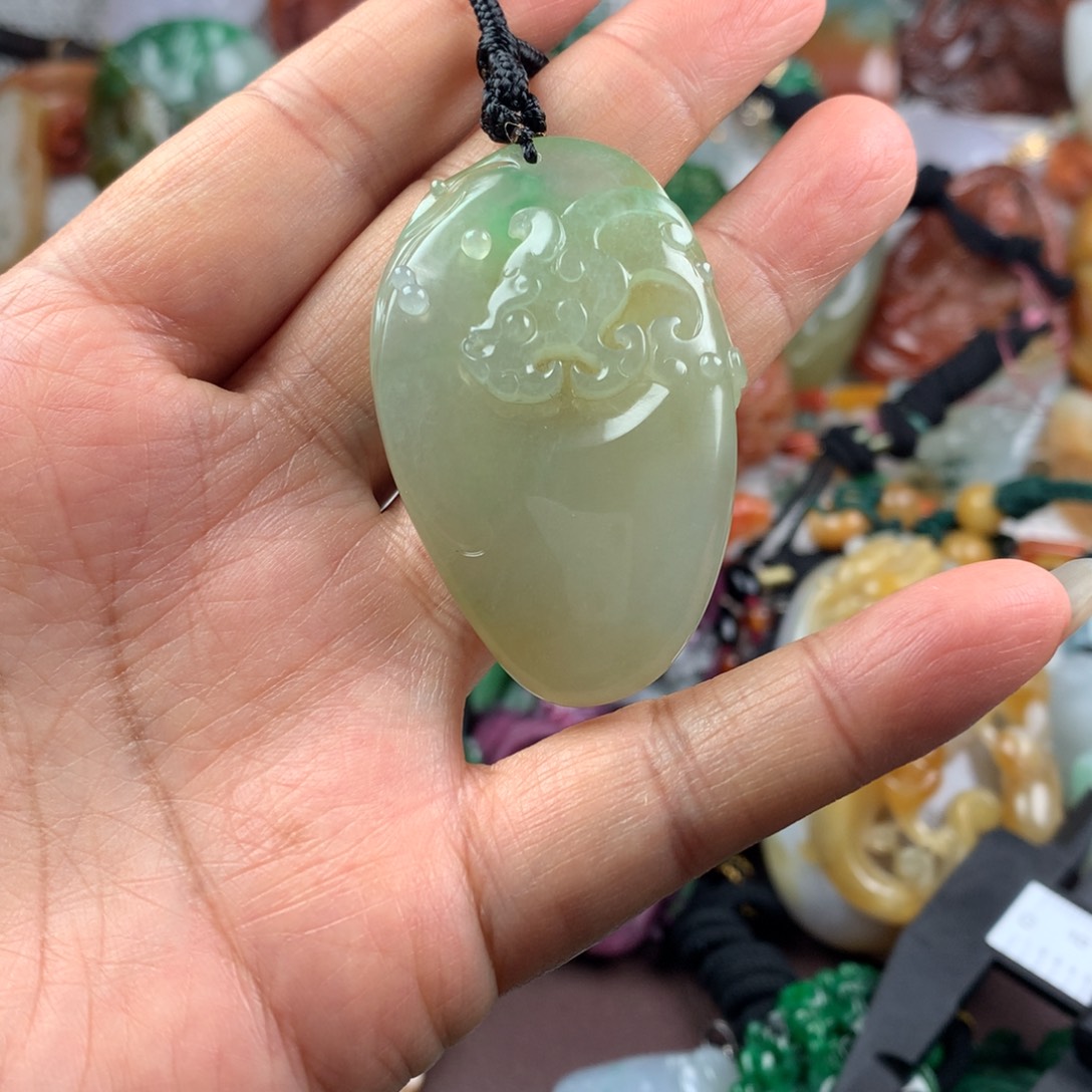 苏***源翡翠未镶嵌颈饰挂件