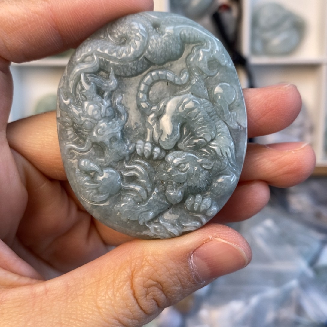 翡翠颈饰未镶嵌龙虎