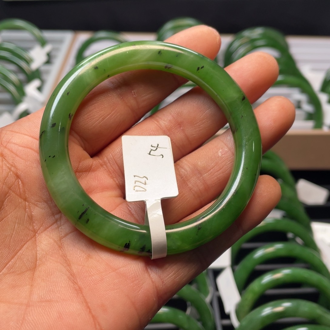 和田玉（碧玉）手镯未镶嵌瑕疵