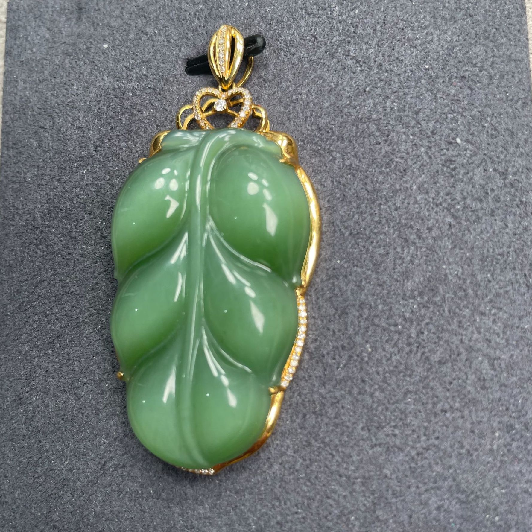 18k重金镶嵌和田碧玉精品高货猫眼叶子吊坠