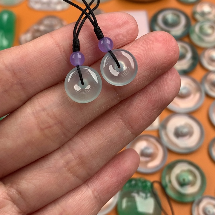 翡翠挂件未镶嵌….