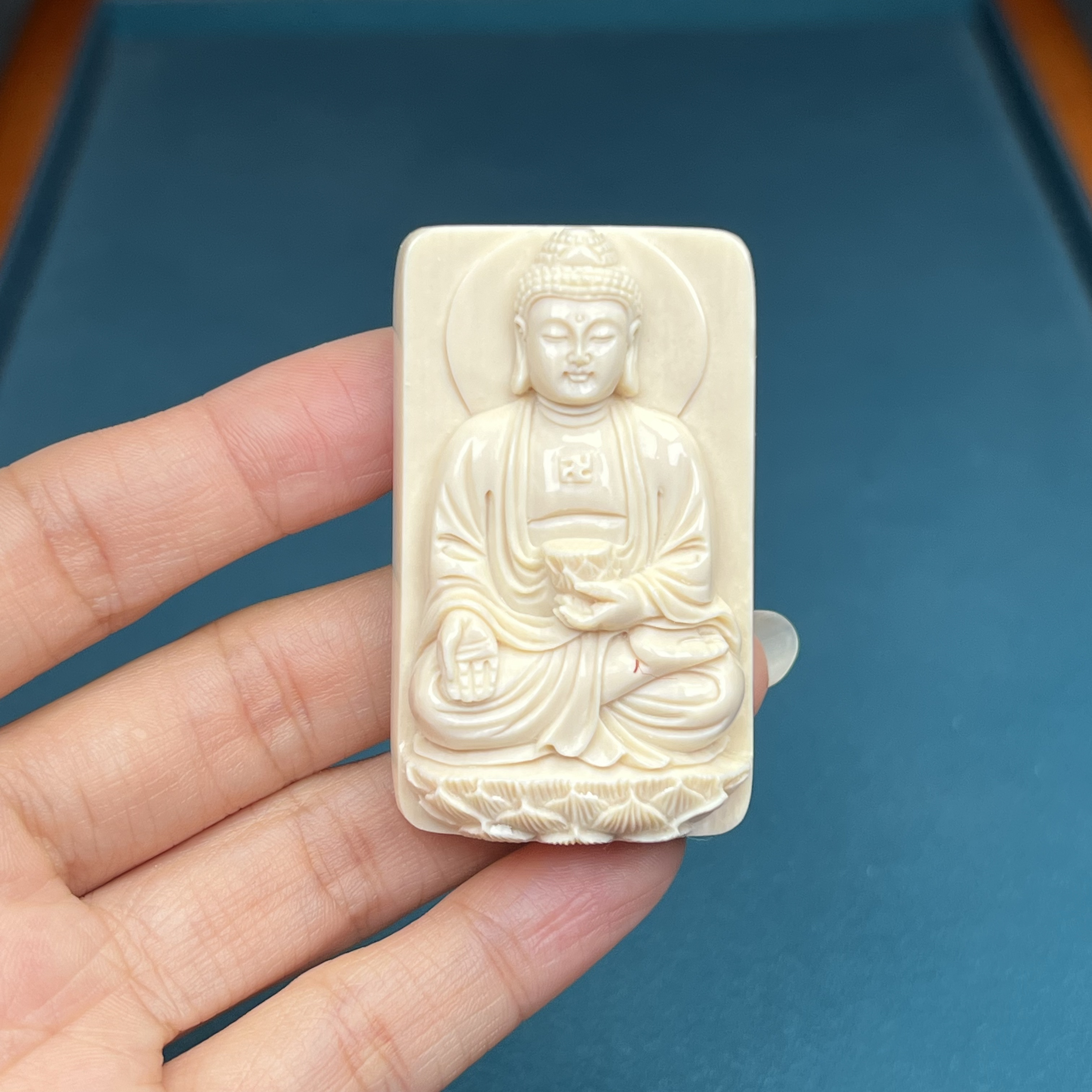 k9718天然猛犸牙雕刻大日如来佛32x53x15mm【京派大师-青松】
