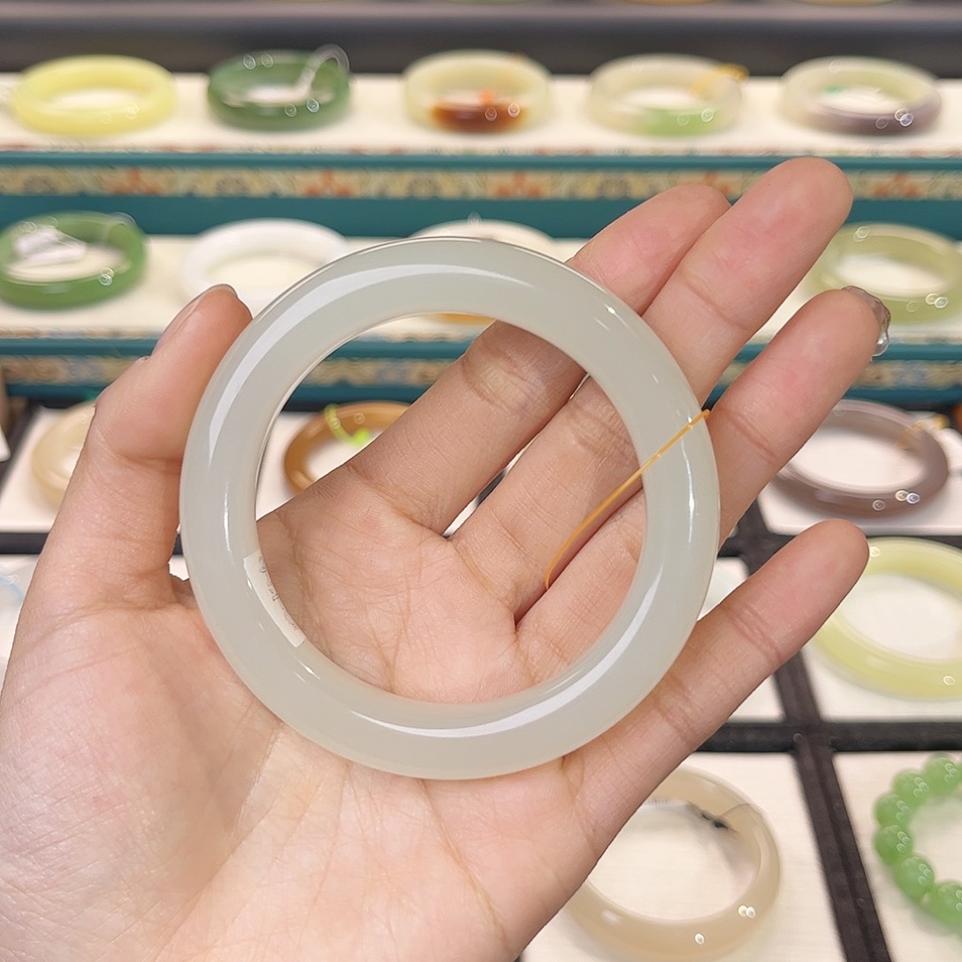 和田玉手镯未镶嵌高冰荔枝冻