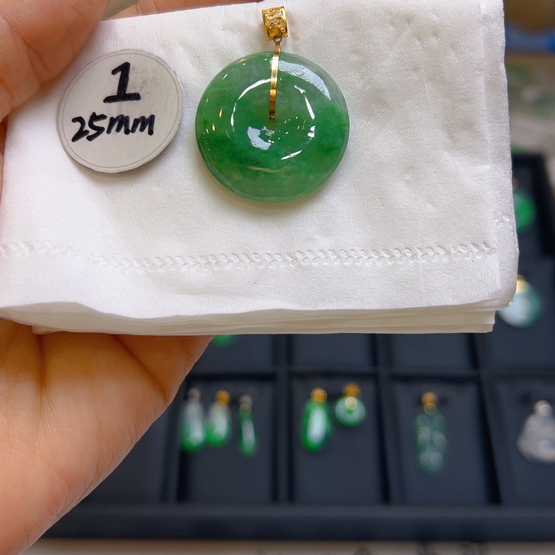 翡翠颈饰18K金镶嵌翡翠