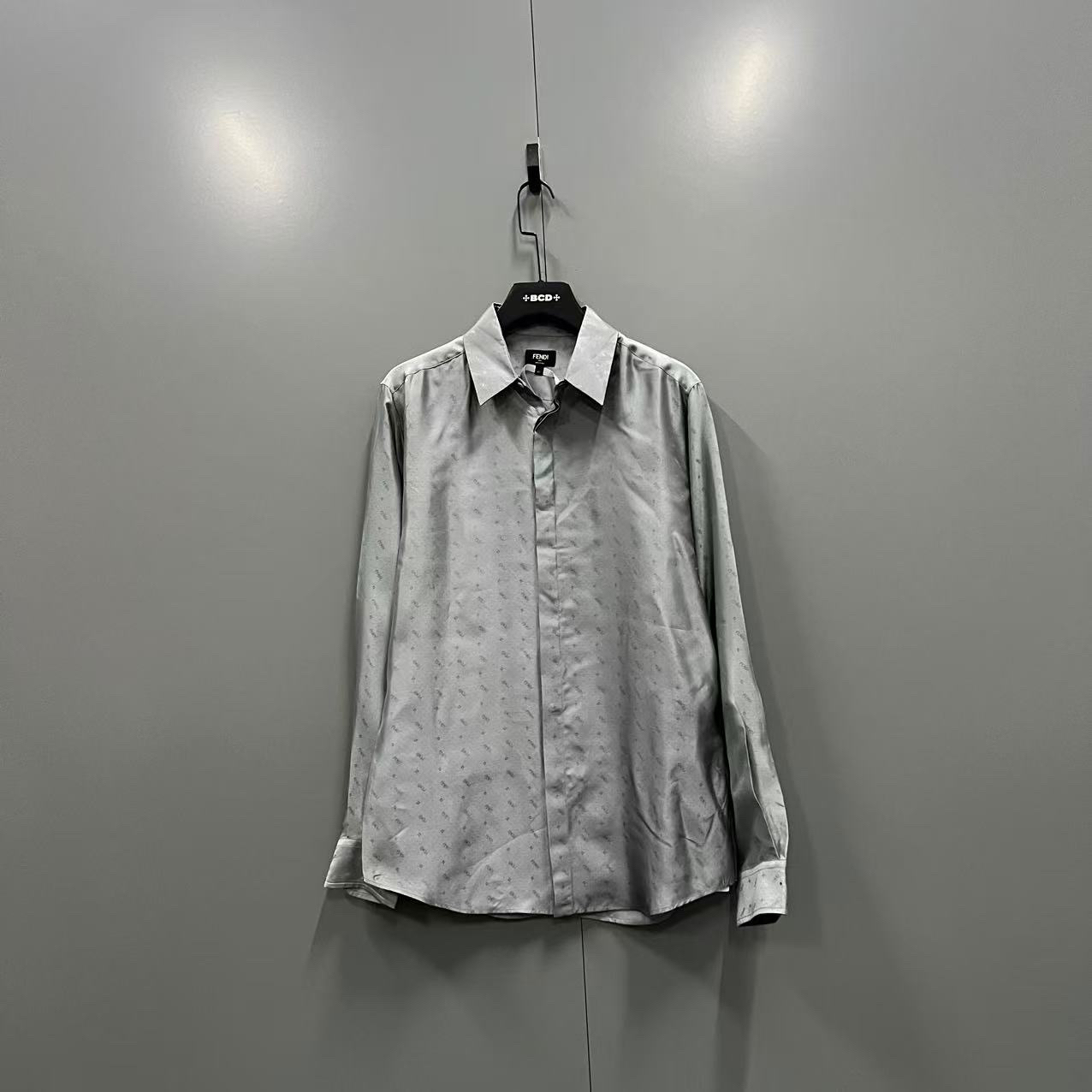 未使用 FENDI/芬迪 j31灰色丝绸双F衬衫 40码006500