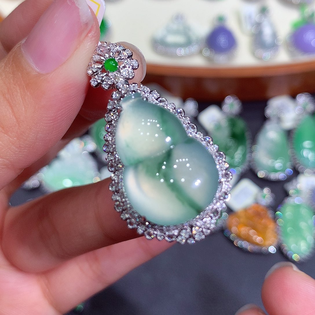 翡翠吊坠(不含链)18K金镶嵌