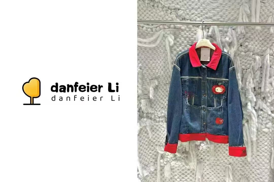 《丫丫推荐款》9290  设计款红色翻领卡通猫咪牛仔外套