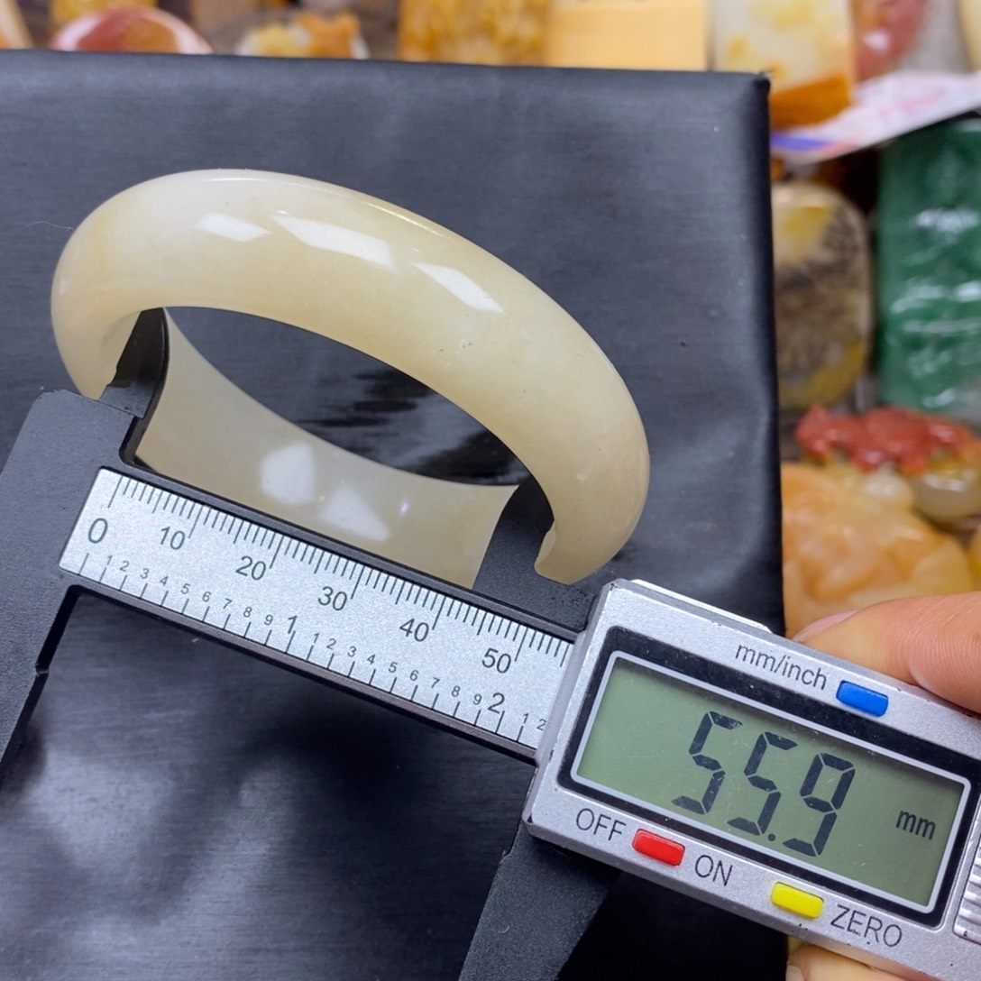 石英质玉（黄龙玉）颈饰未镶嵌