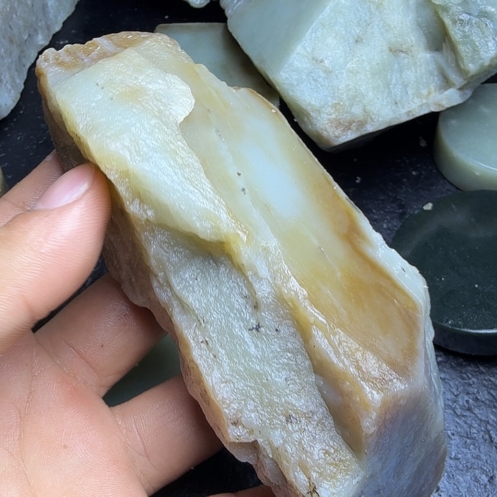 勇***前和田玉（糖玉）未镶嵌珠宝奇石