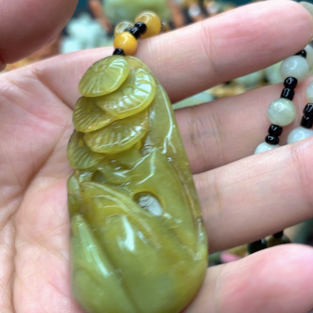 蛇纹石玉颈饰未镶嵌