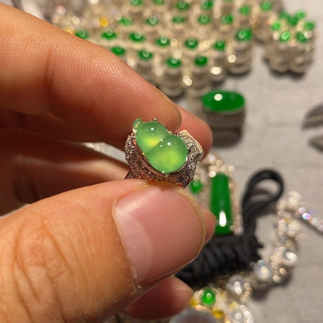 定制翡翠未镶嵌高冰甜绿11.3mm