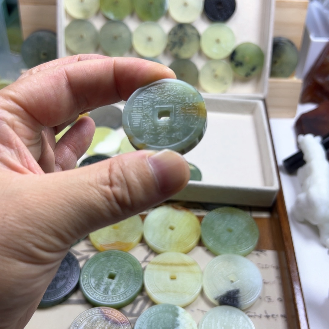 椰****蛇纹石玉合金颈饰