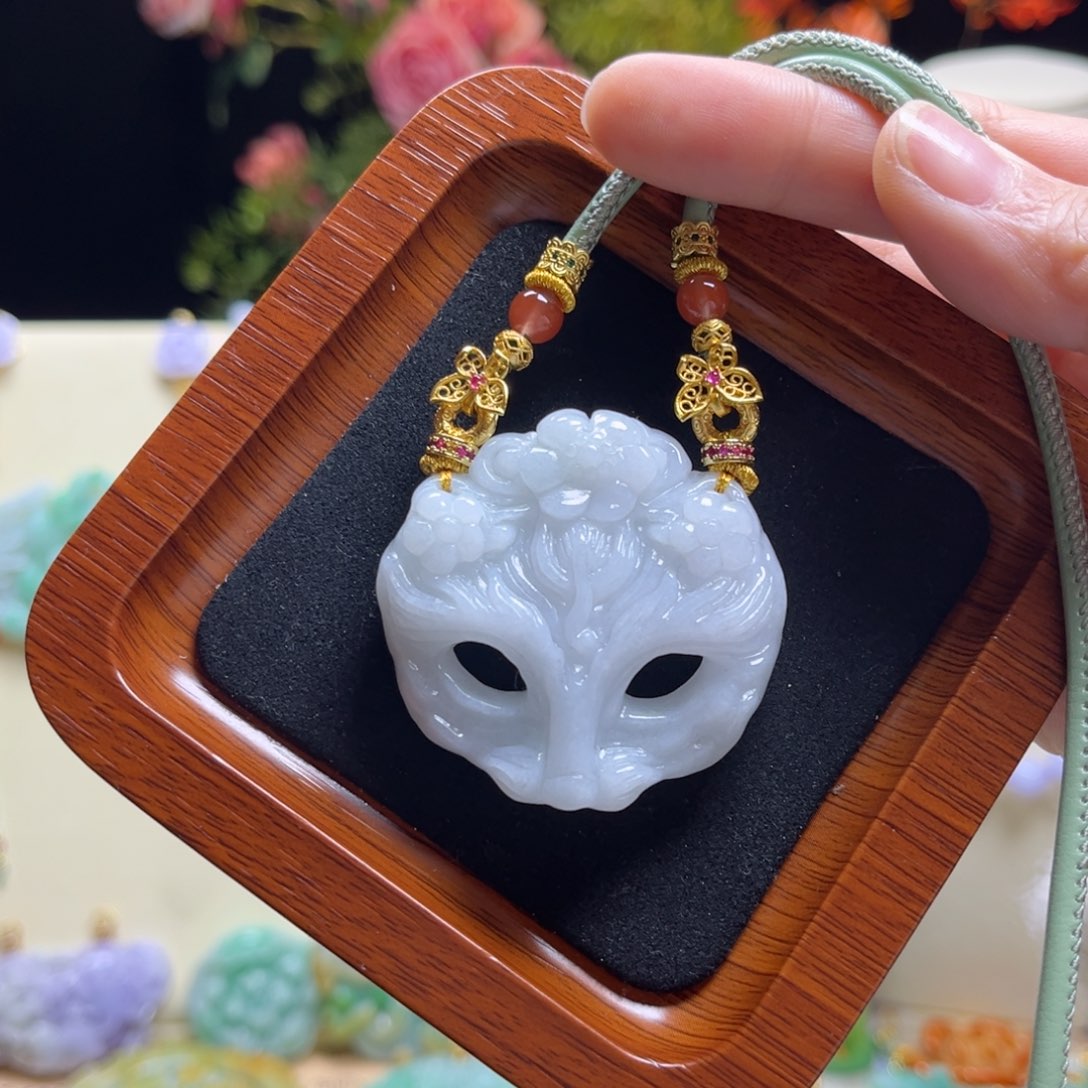 翡翠颈饰未镶嵌凤九面具