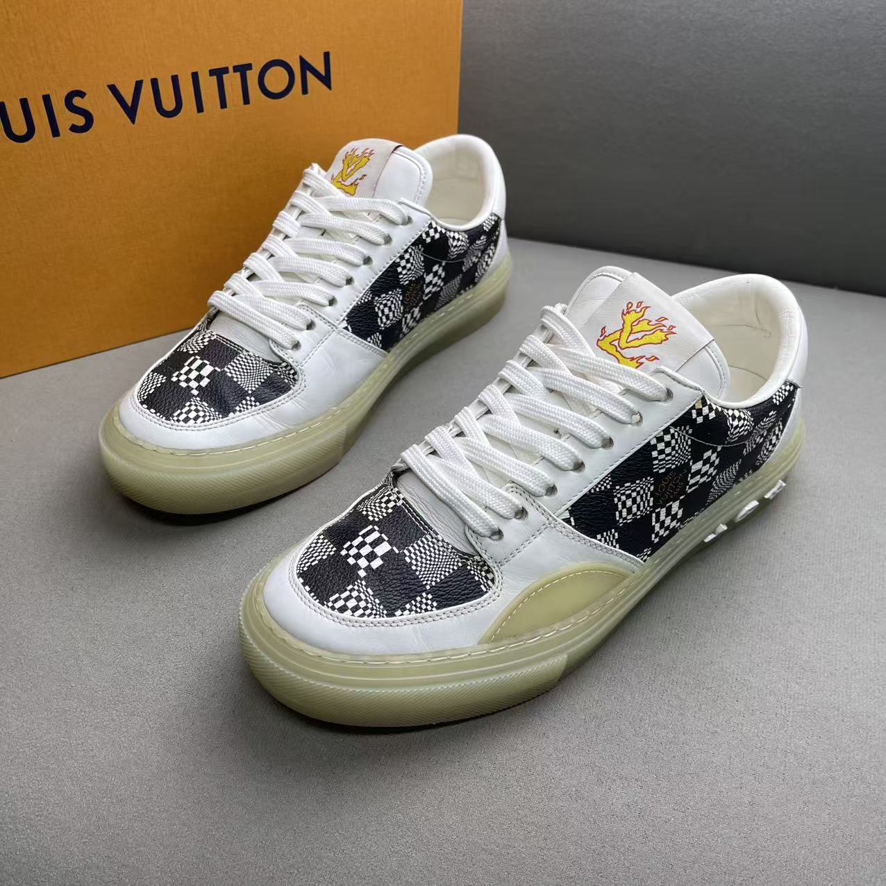 95新 LouisVuitton/路易威登 黑白色皮革面棋盘格时尚板鞋 39.5码
