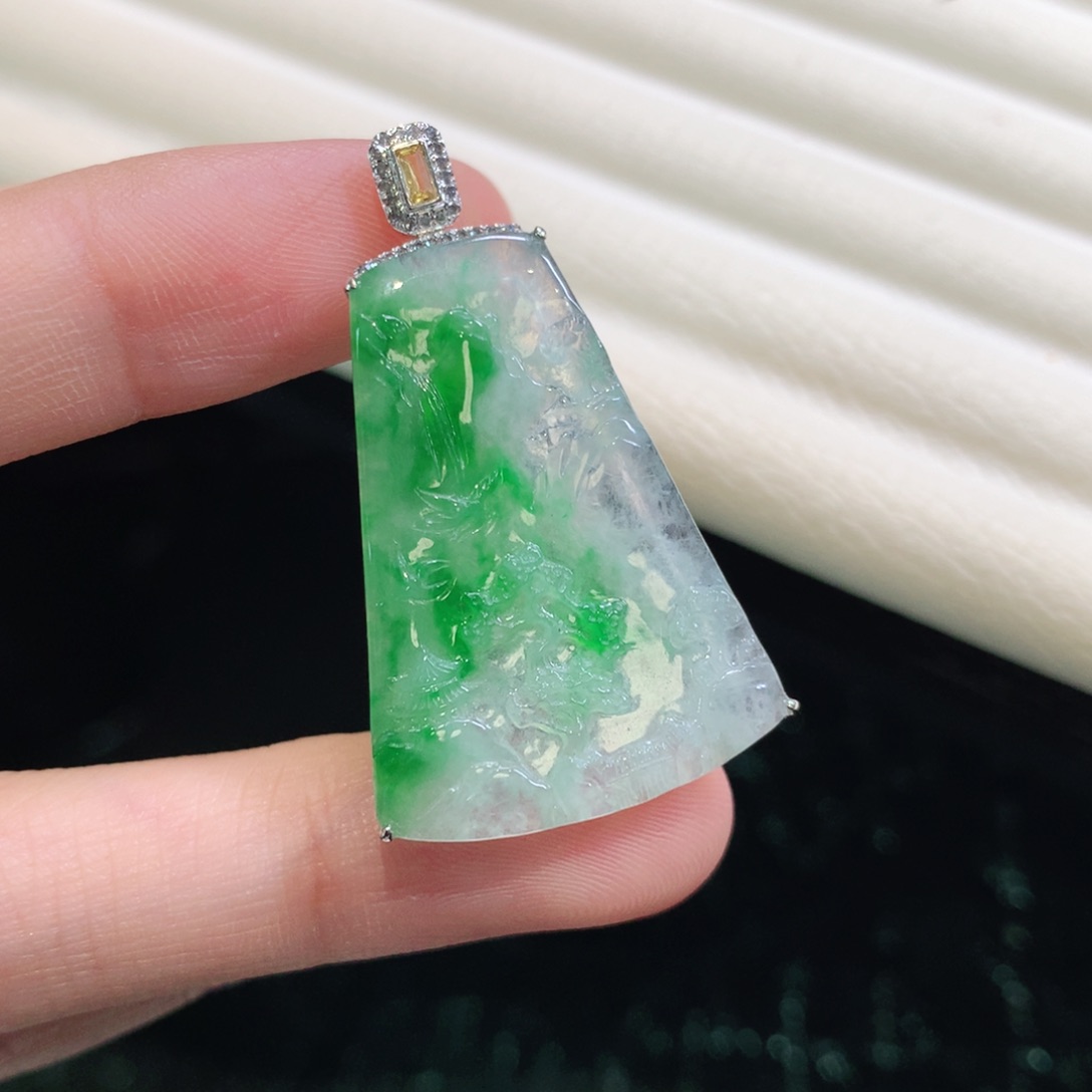 翡翠颈饰18K金镶嵌山水