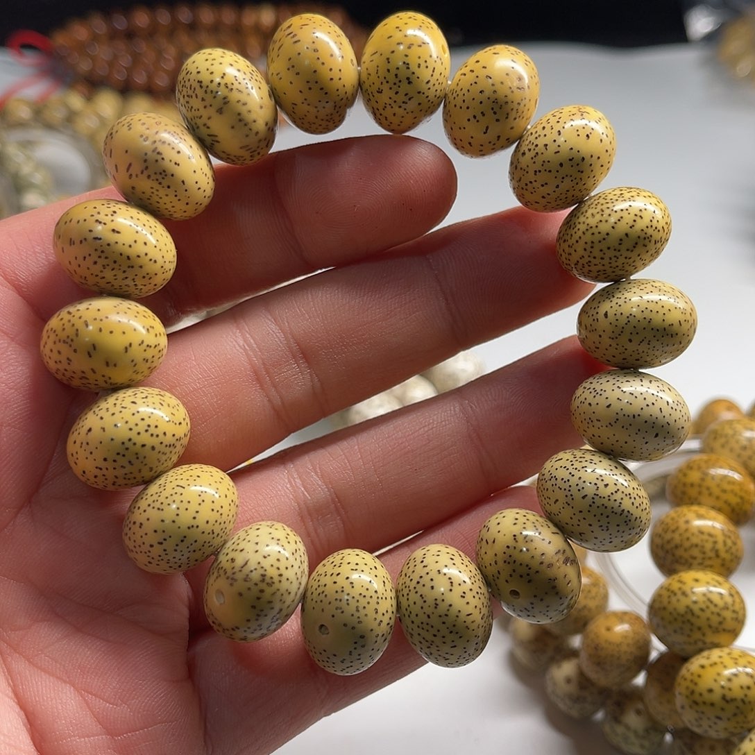 星月菩提吊坠17/13鸡油黄小细星