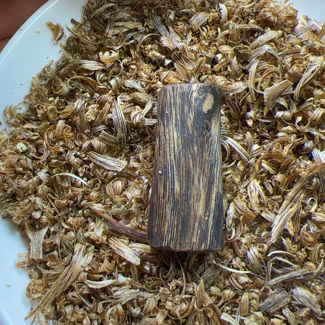 沉香沉香碎屑乌身素牌5.2克