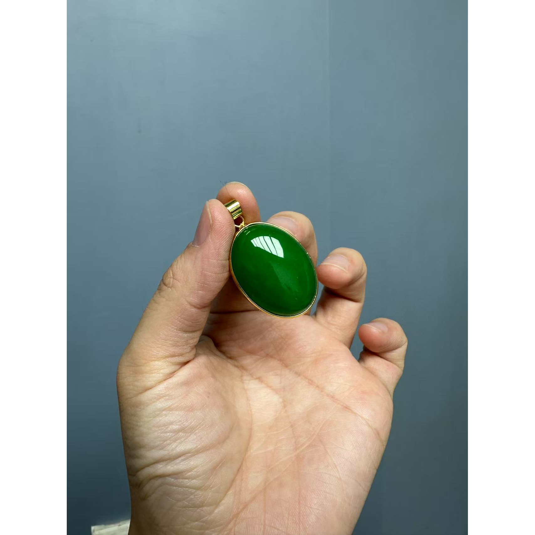 翡翠辣绿14k中号椭圆形大蛋面吊坠