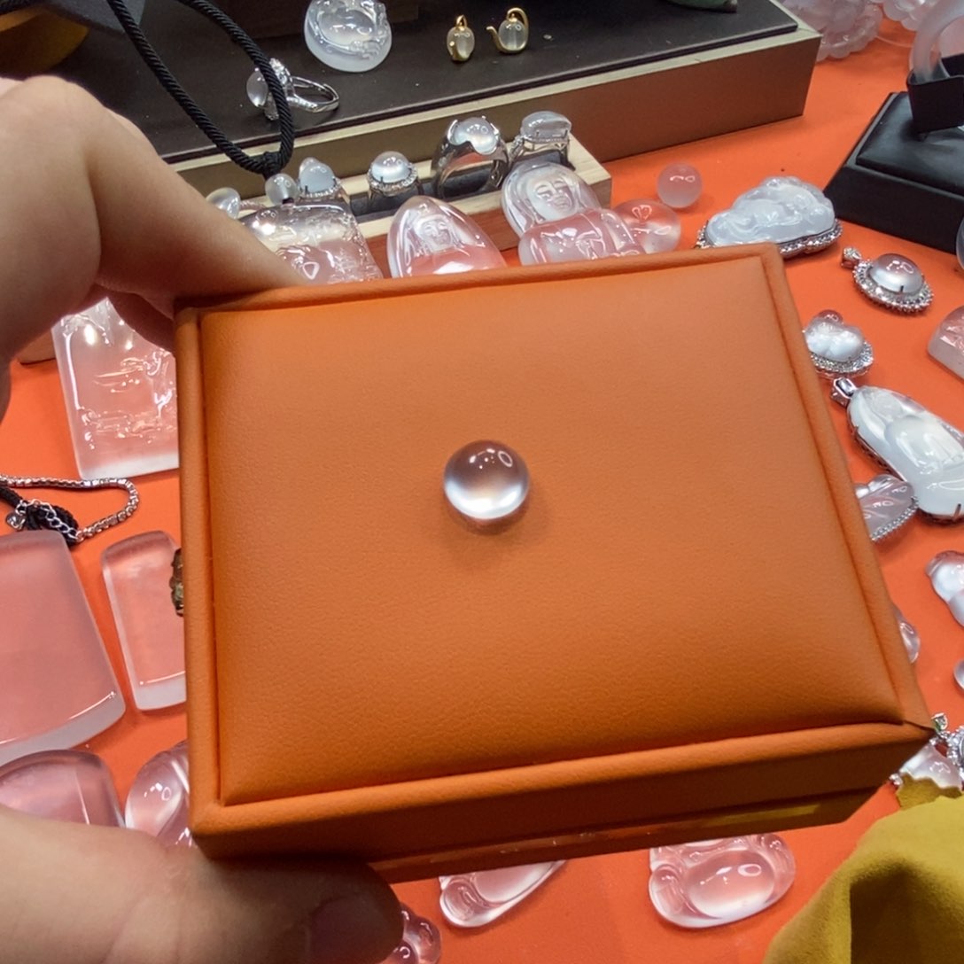 石英质玉吊坠未镶嵌泡**姐