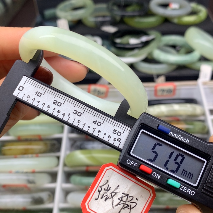 蛇纹石玉未镶嵌手镯999