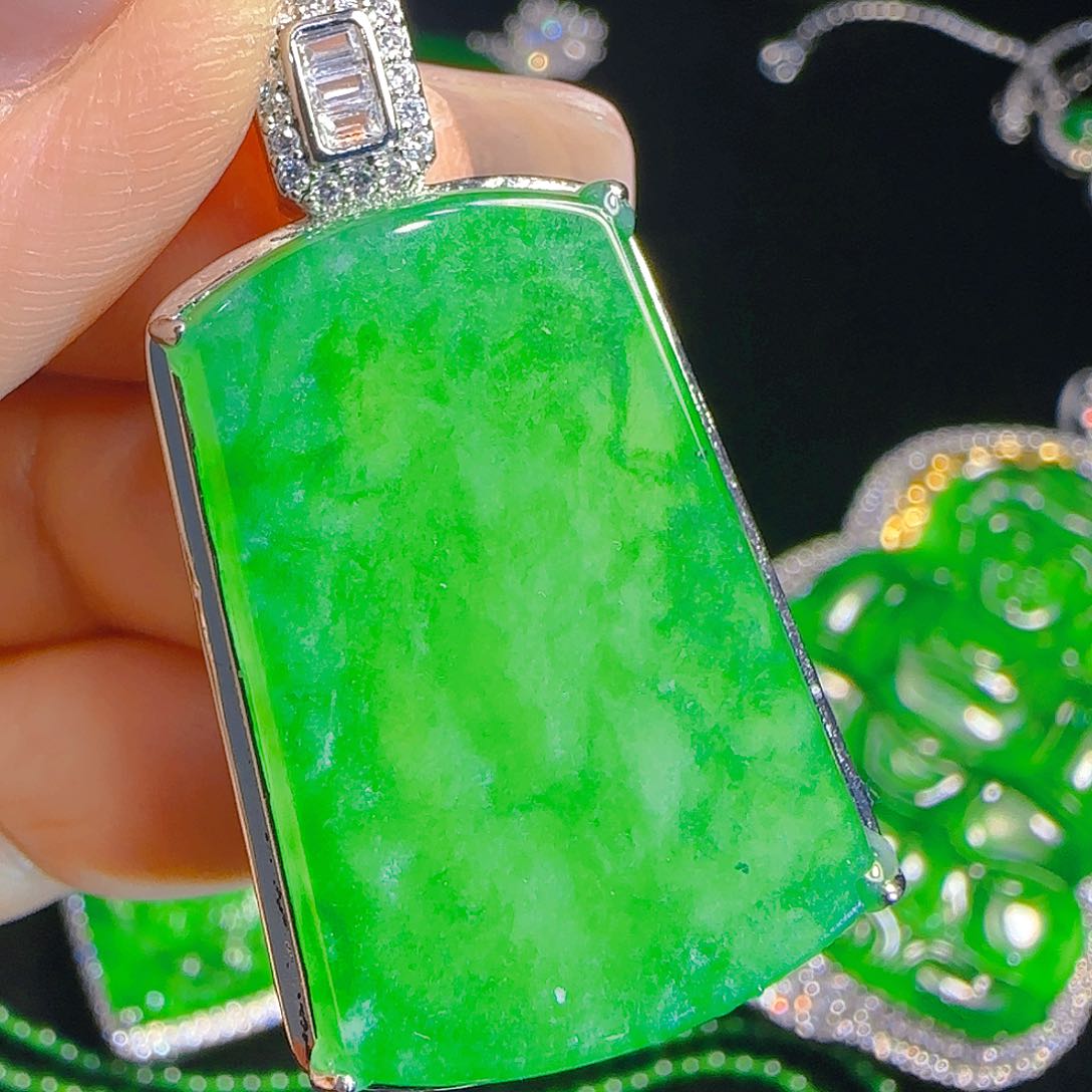 翡翠吊坠(赠链)未镶嵌