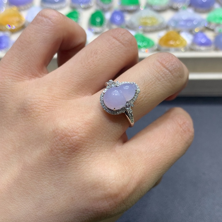 翡翠颈饰18K金镶嵌翡翠戒指