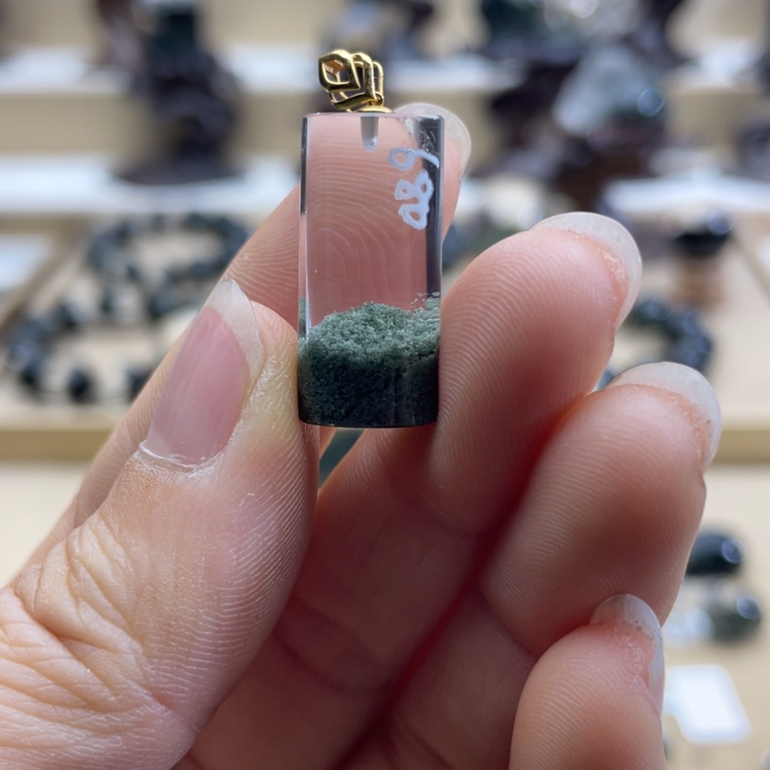 18K金镶嵌颈饰水晶绿幽灵聚宝盆柱子