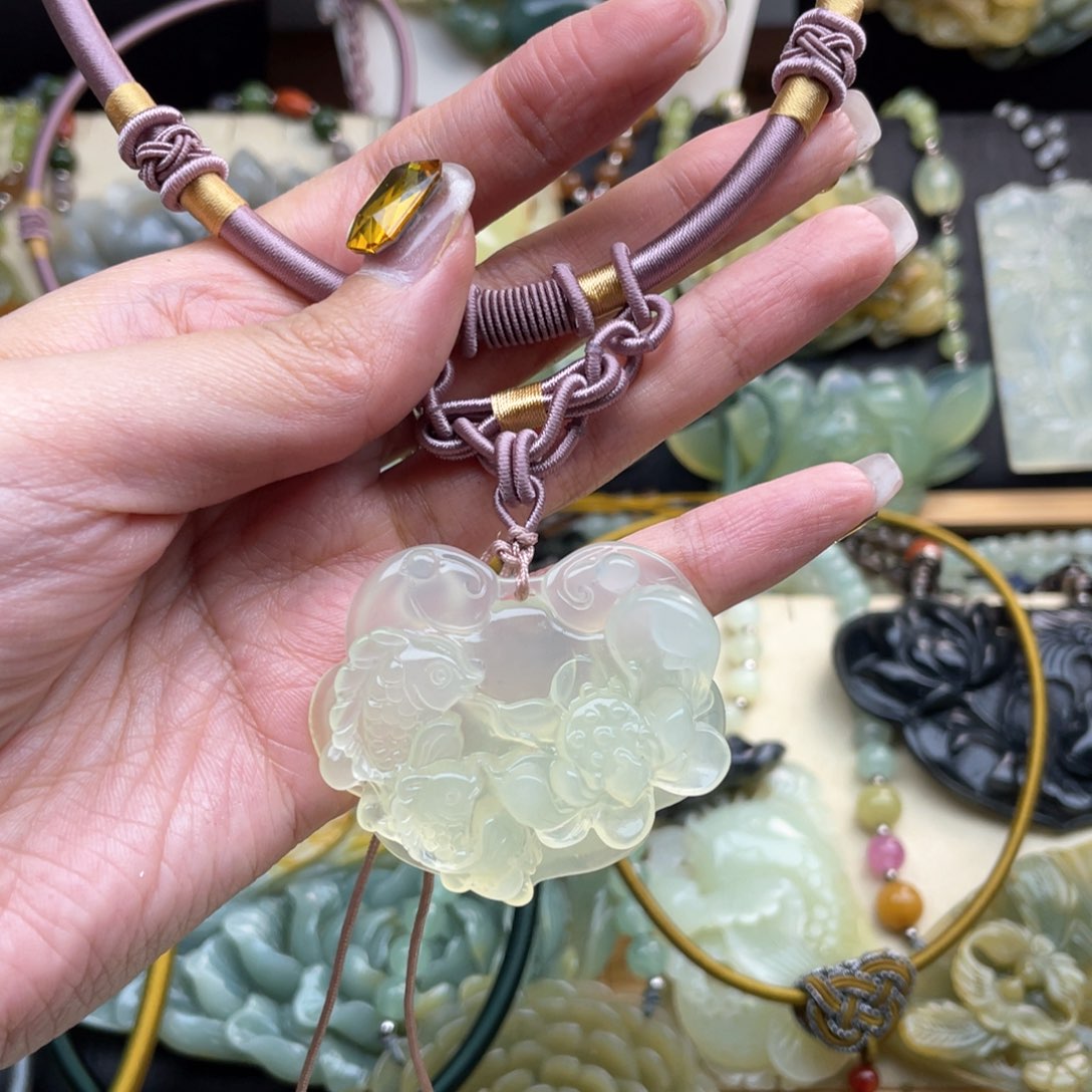 蛇纹石玉颈饰未镶嵌