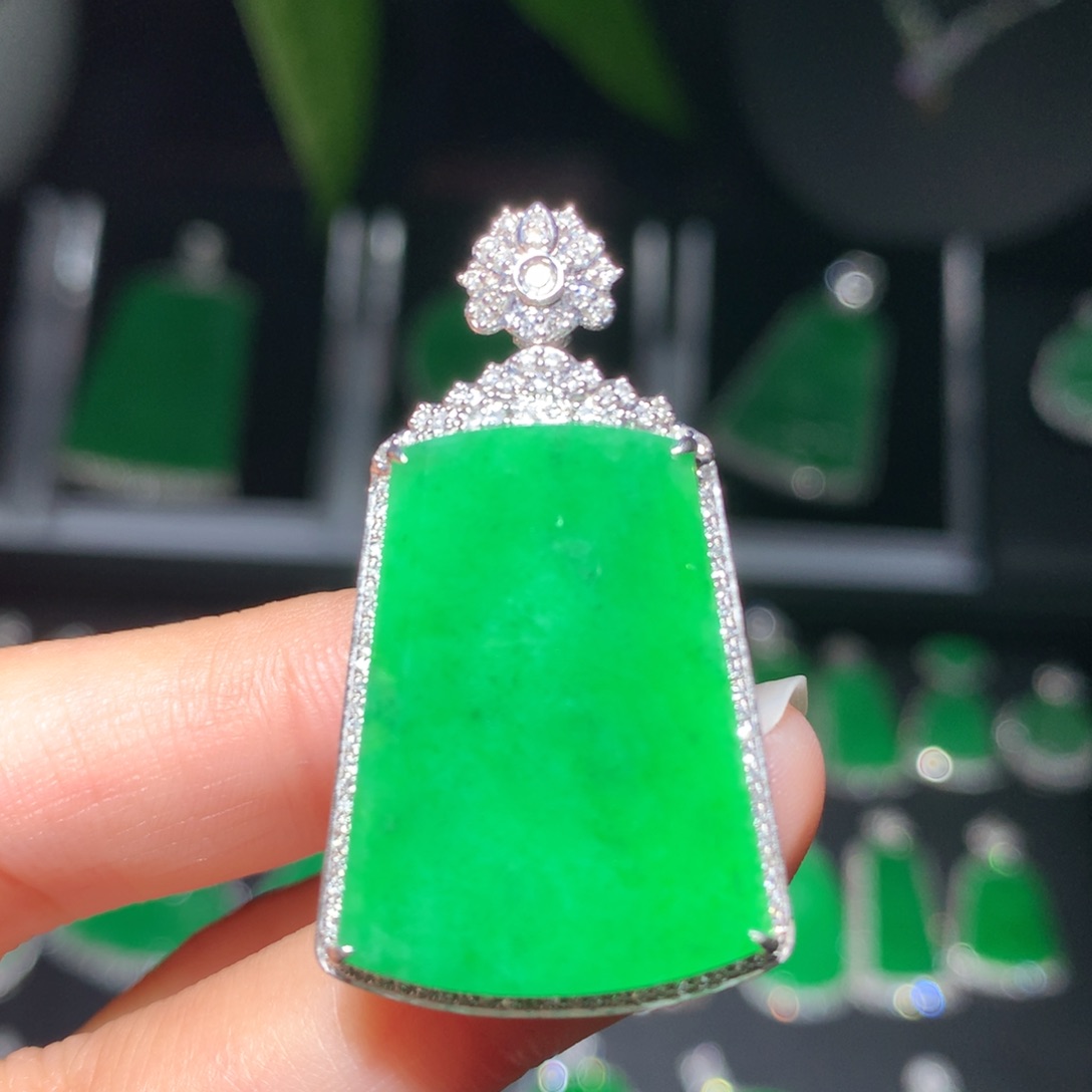 翡翠颈饰18K金镶嵌翡翠