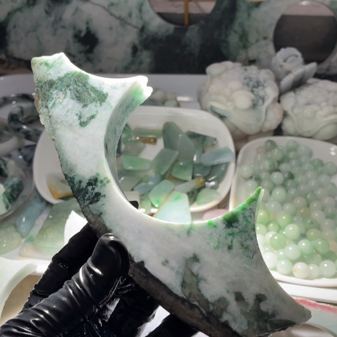 翡翠未镶嵌颈饰边角料