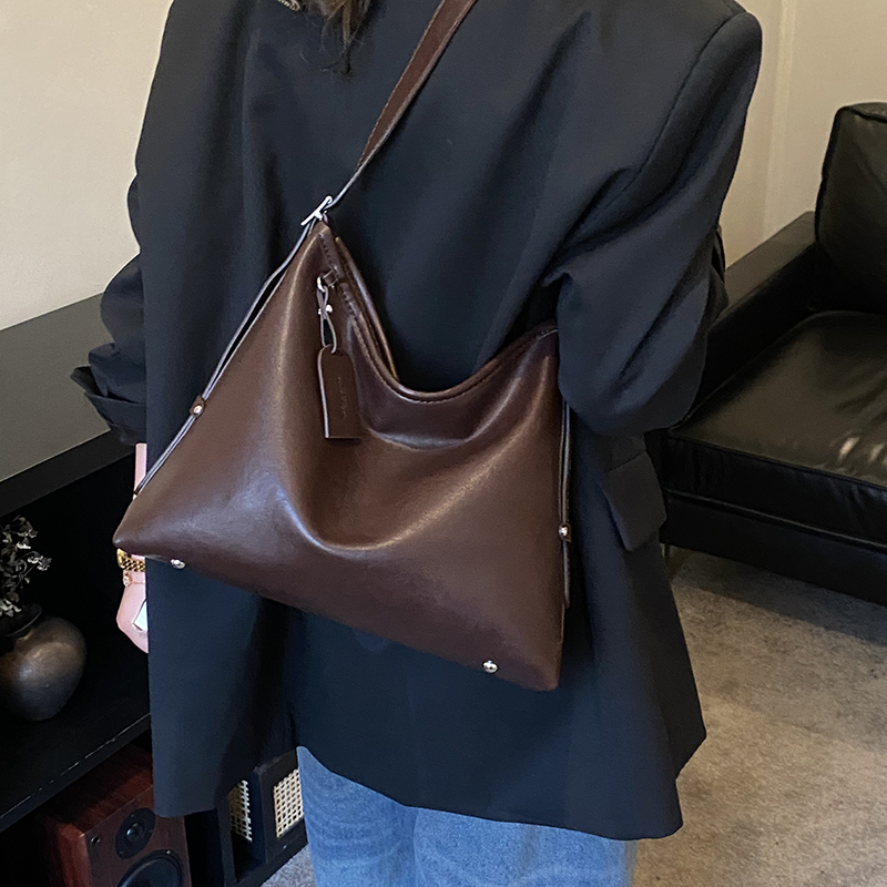 大容量包包女式新款秋冬复古斜挎包高级质感休闲便携款通勤包