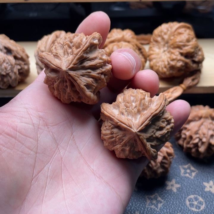 核桃玉玺三棱文玩核桃
