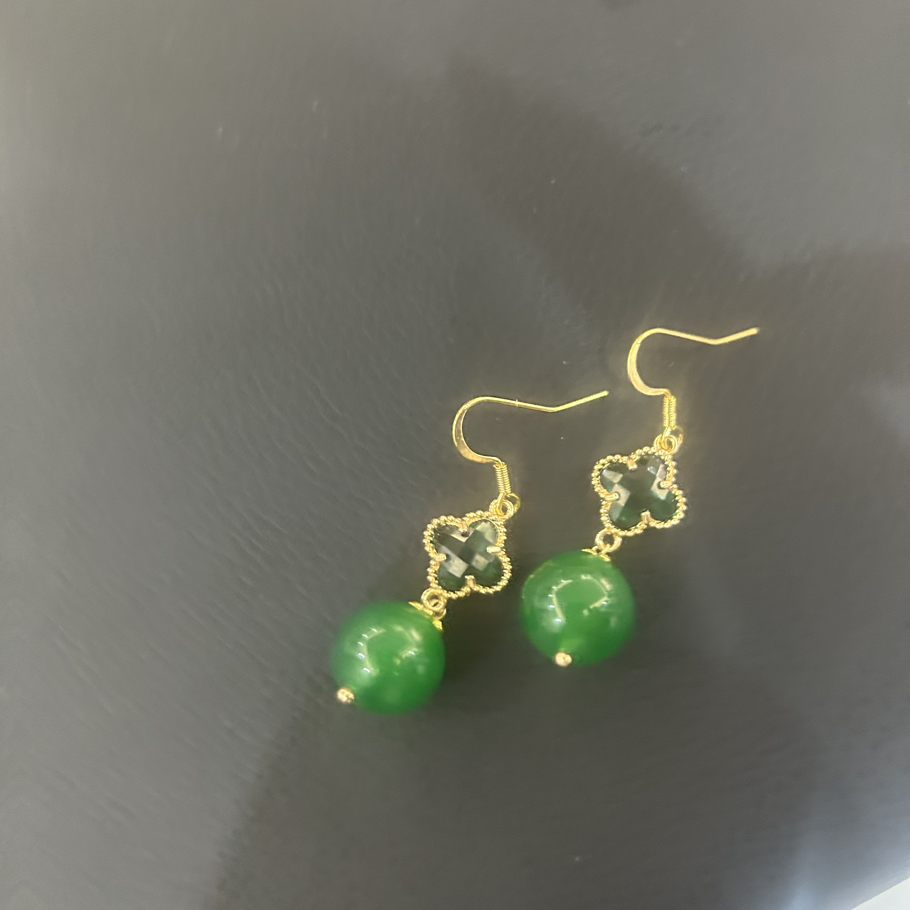 翡翠绿色四个叶圆珠耳饰002