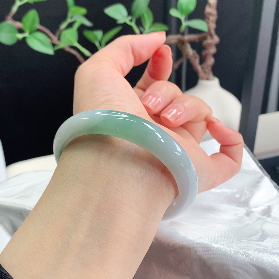 翡翠手镯未镶嵌56+飘湖水绿 细腻