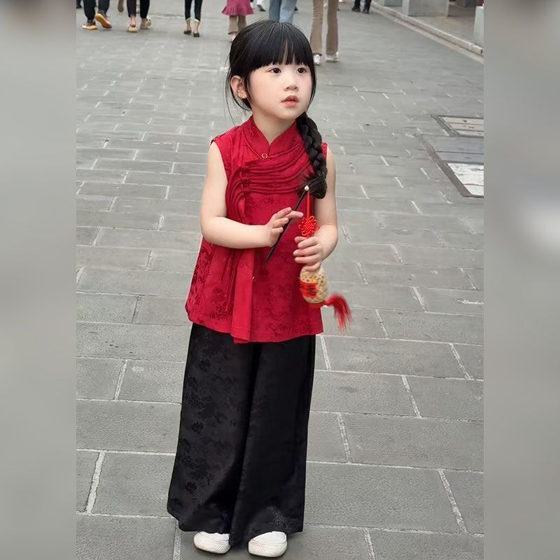 女童。红色国风套装。