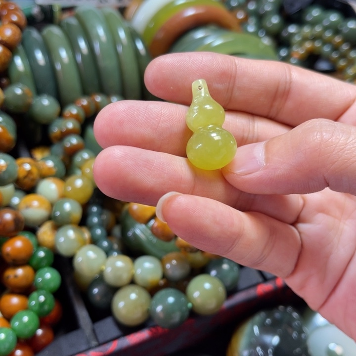 蛇纹石玉未镶嵌颈饰