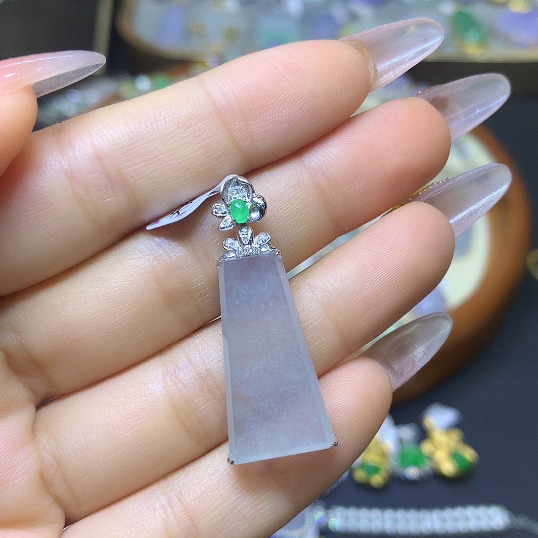 翡翠18K金镶嵌颈饰翡翠