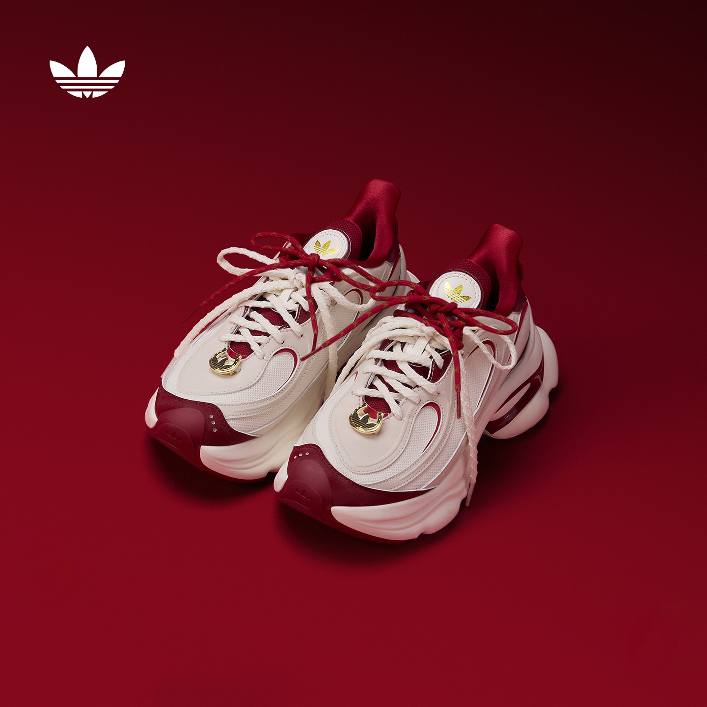 「浮蝶鞋」OZVENUZ新年款时尚经典运动鞋女阿迪达斯三叶草 KI2801