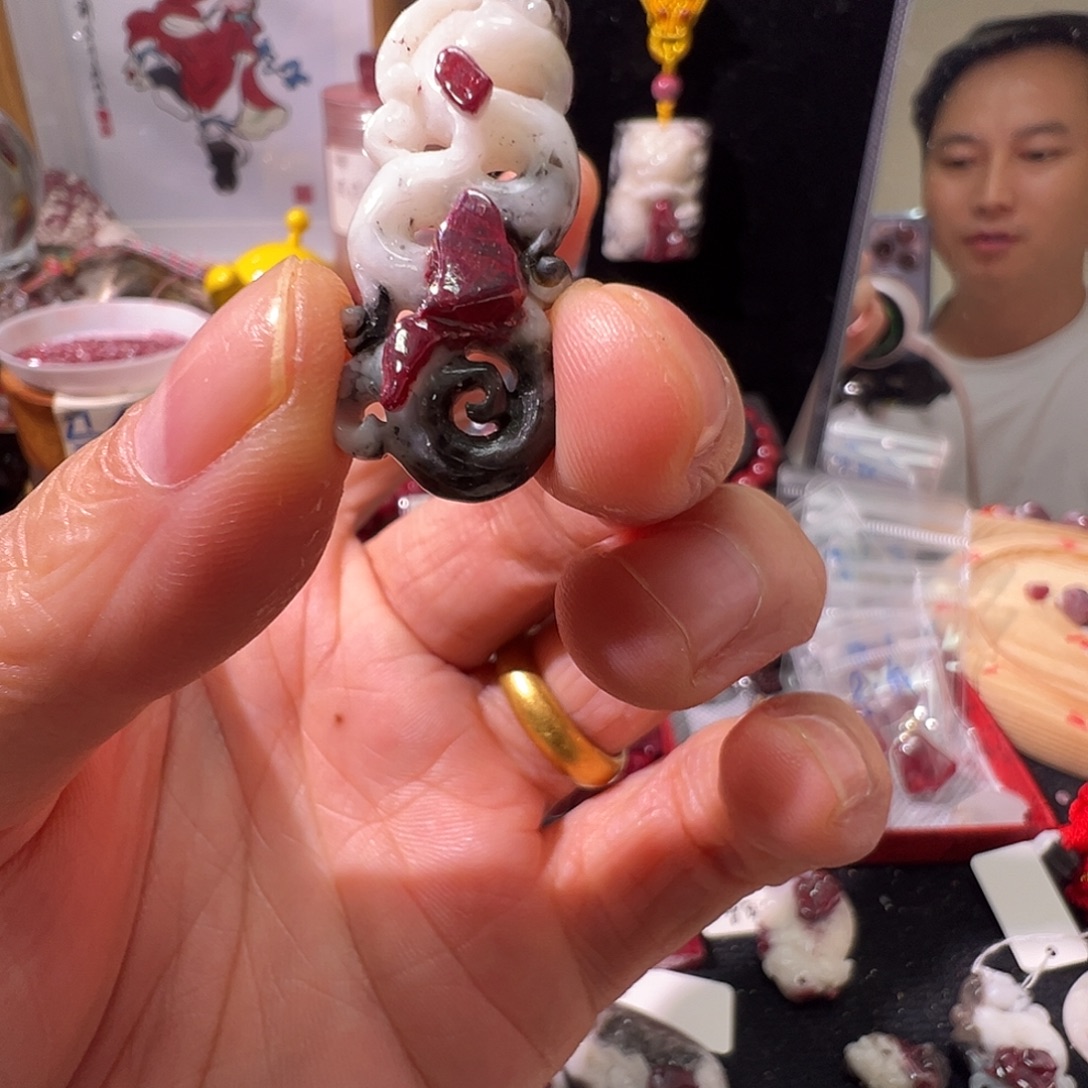 天然辰砂小凤牌雕刻