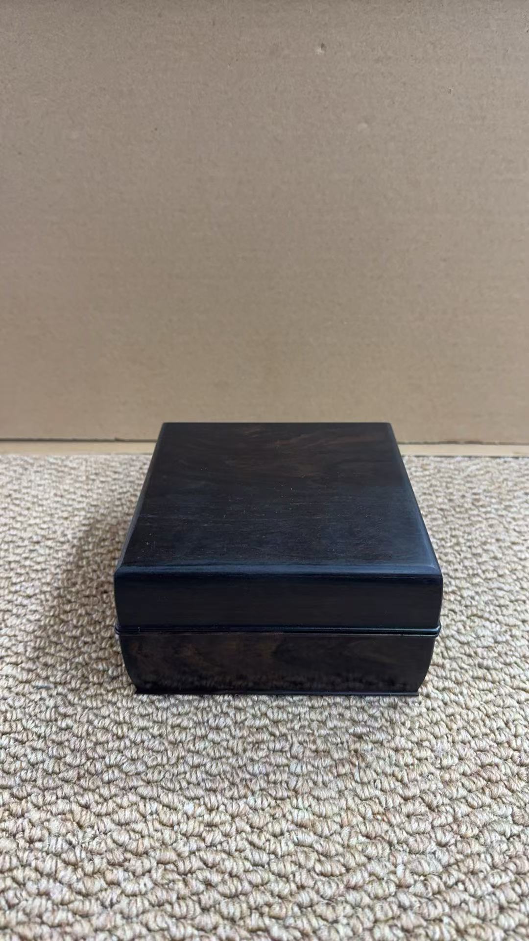 3371 紫光檀起阳线正方独板扣盒