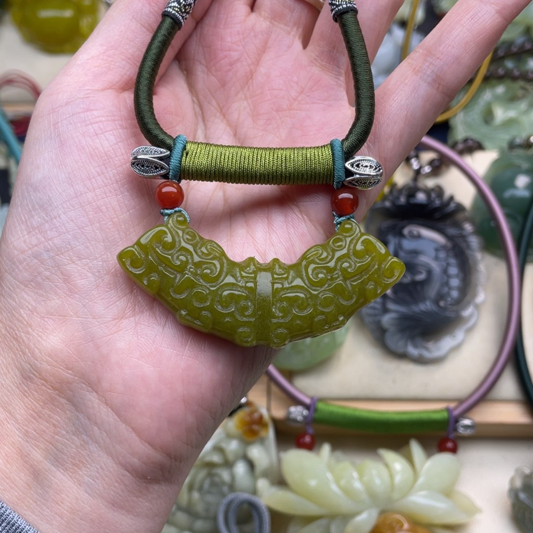 蛇纹石玉颈饰未镶嵌