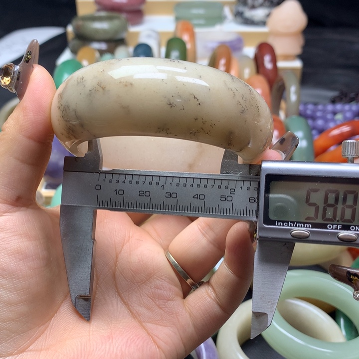 未镶嵌手镯石英质玉