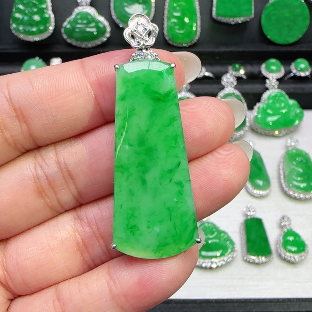 翡翠18K金镶嵌颈饰吊坠