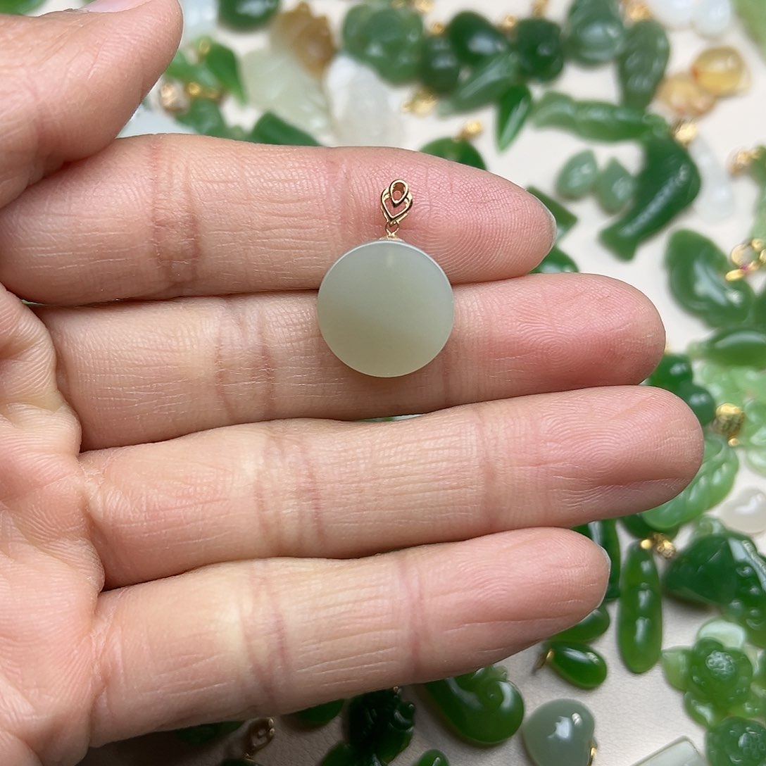 和田玉玉坠18K金镶嵌