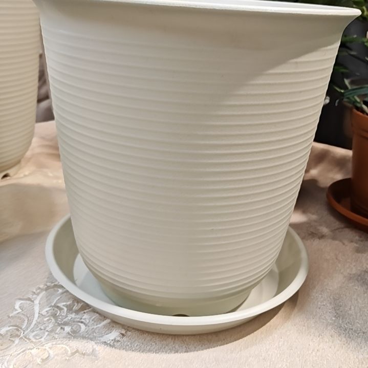 树脂仿陶24口高24，米色带托2个