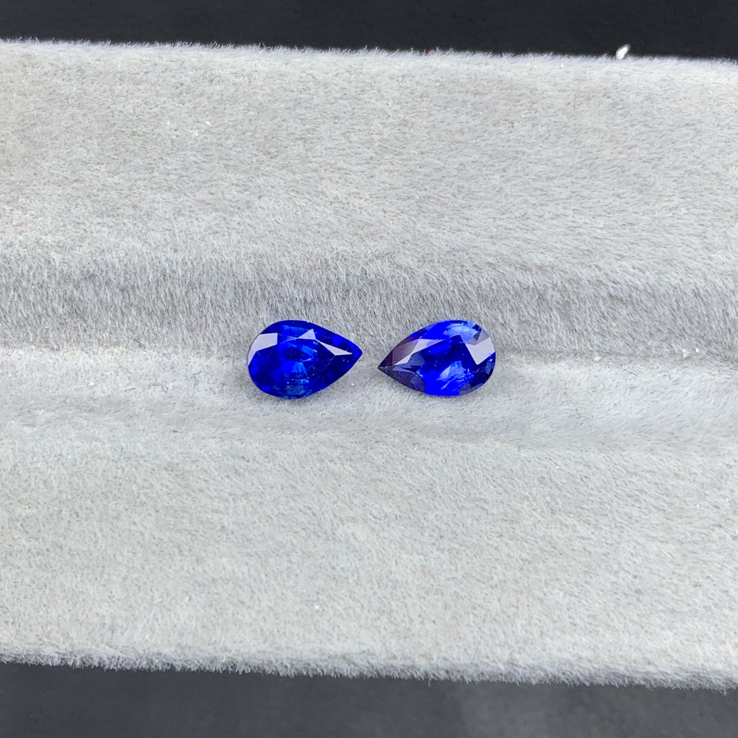 天然水滴形皇家蓝蓝宝石裸石0.96克拉4*6mm一对