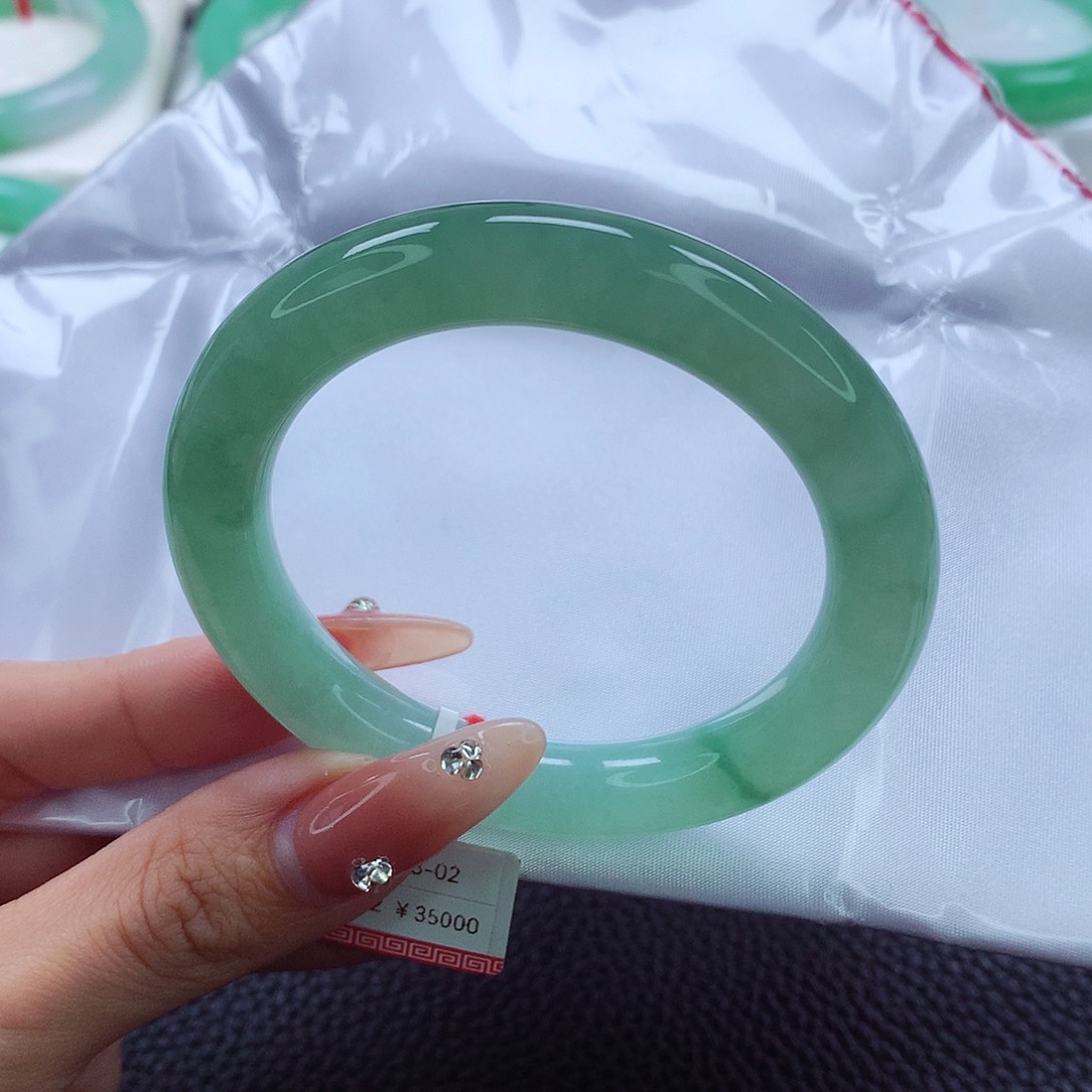 翡翠手镯未镶嵌53.54.55冰绿 有种有色